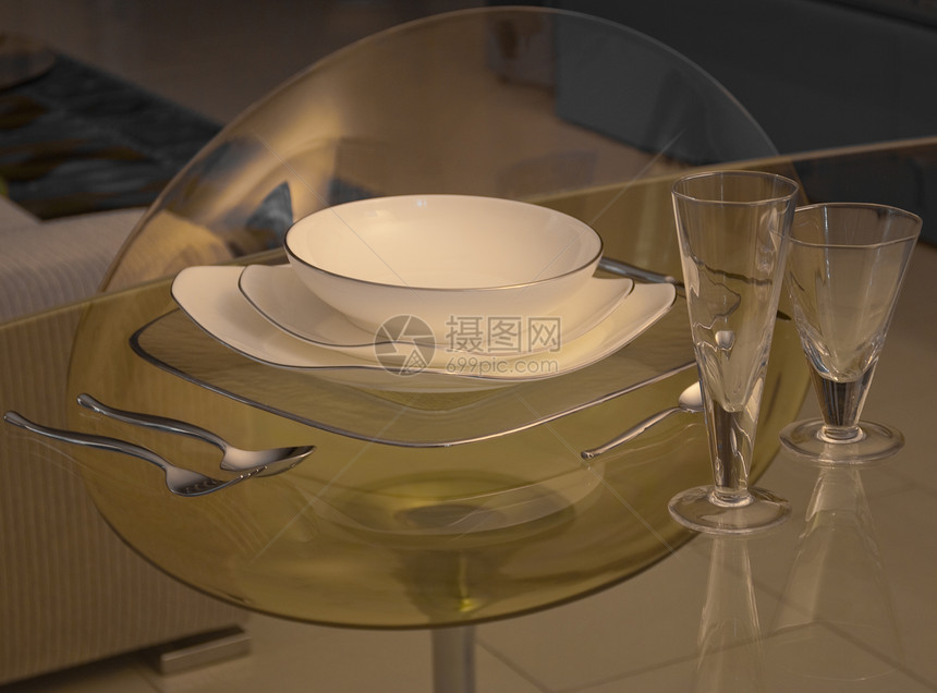 现代餐具和玻璃杯念日盘子银器装饰玻璃亚麻仪式花朵客人服务图片
