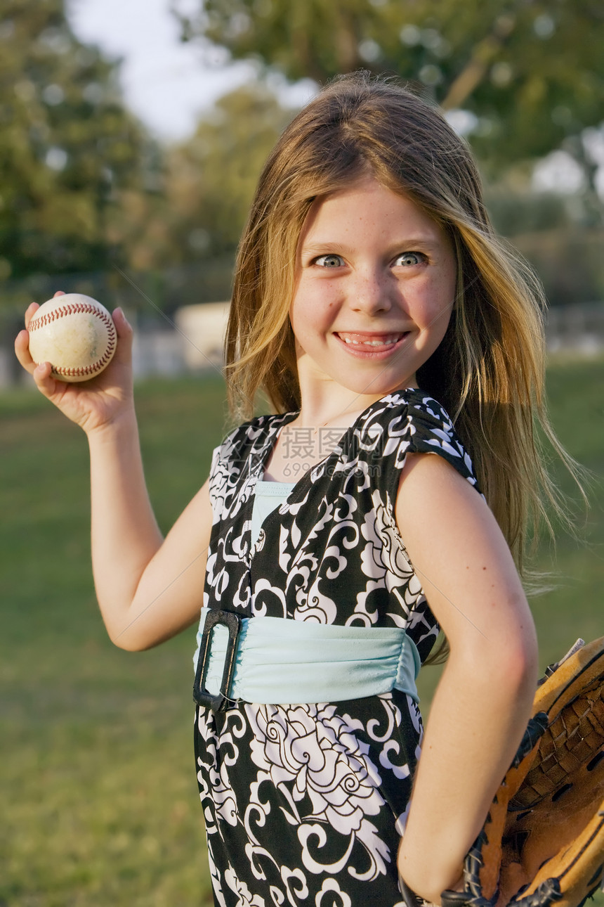 带着棒球的可爱女孩乐趣沥青手套青年联盟雀斑场地皮革舌头裙子图片