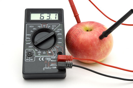 欧规插头红苹果的能量电气反抗金属实验红色测试活力电缆果汁水果背景