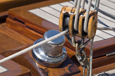 航行滑轮索具航海导航血管绞盘绳索木头甲板帆船背景图片