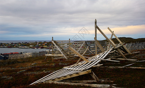 哈恩Mehamn 北北偏北的一个小地方公社栅栏旅游北极光防雪旅行背景