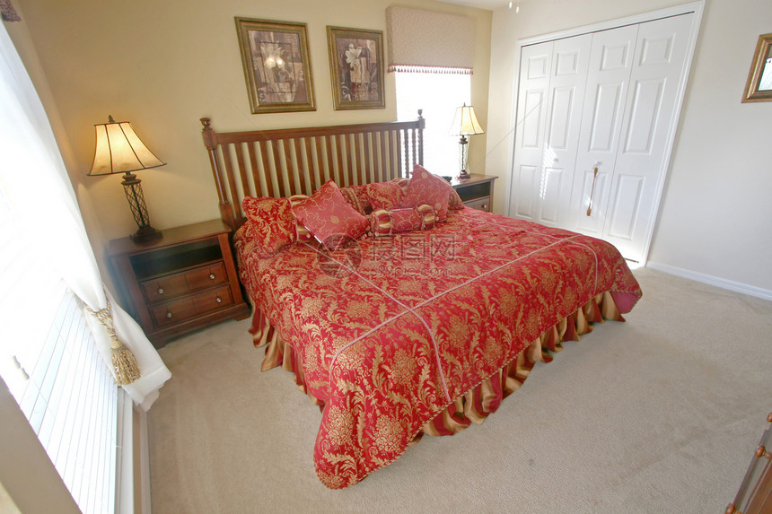 国王大师卧室羽绒被地毯家具奢华房地产桌子枕头房子房间窗帘图片