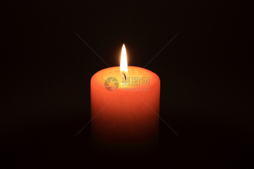 蜡烛在黑暗中发光图片