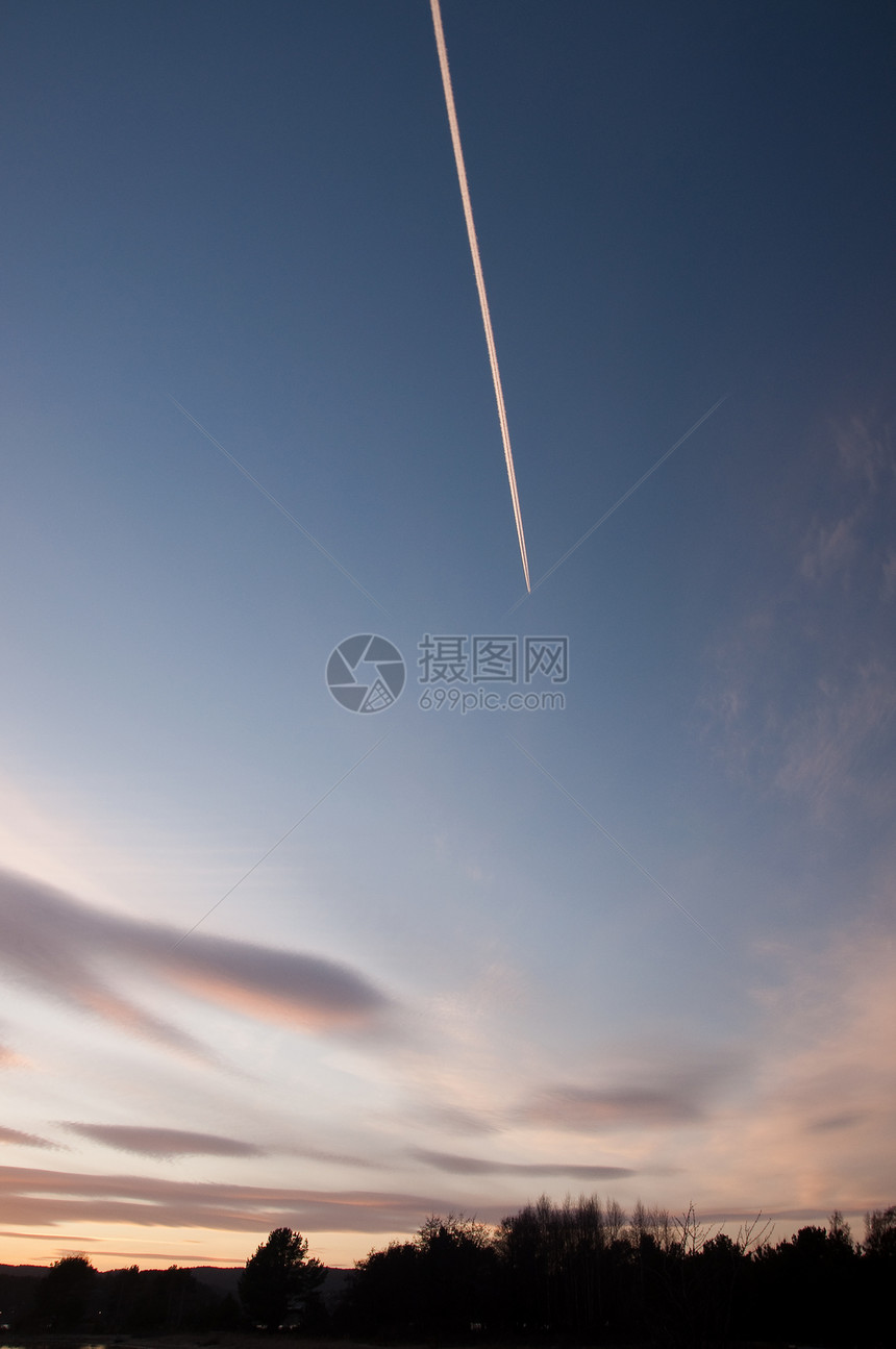 飞得很高客机喷射树木轨迹旅行飞行烟雾日落空气航空图片