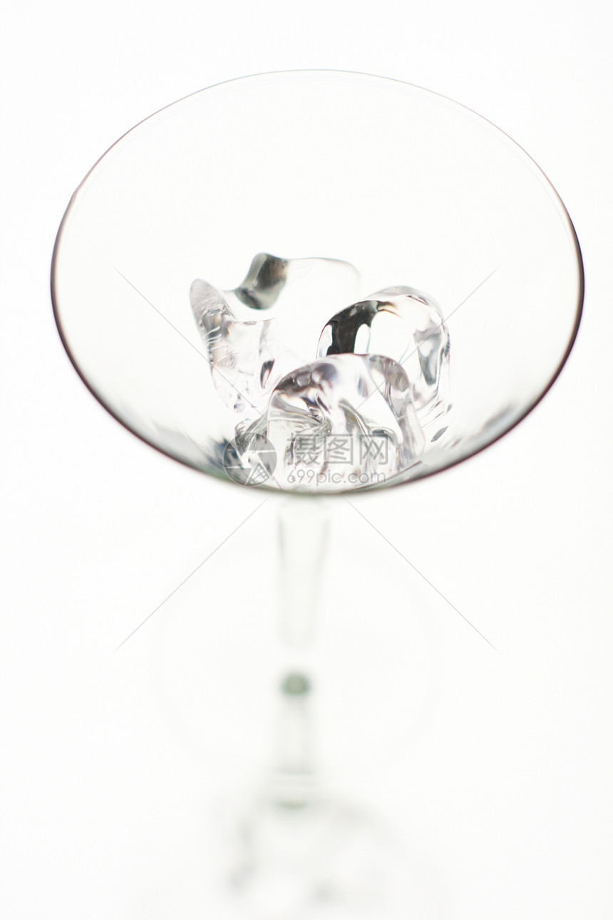 玛蒂尼玻璃圆轮底带冰立方体 白色背景图片