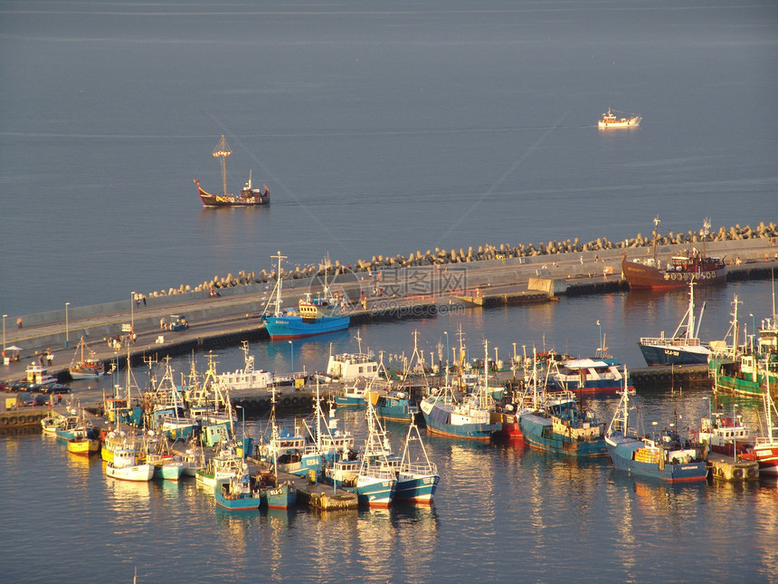 港口港端渔船码头船舶渔民海洋日落图片