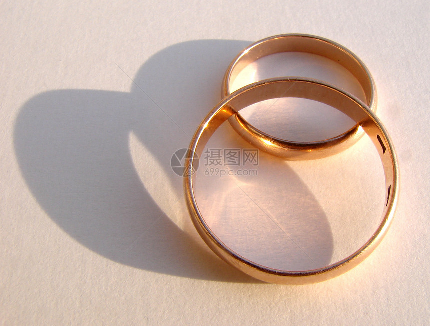 白色背景的两个结婚金环孤独寂寞宏观夫妻乐队二人珠宝金属婚礼金子图片