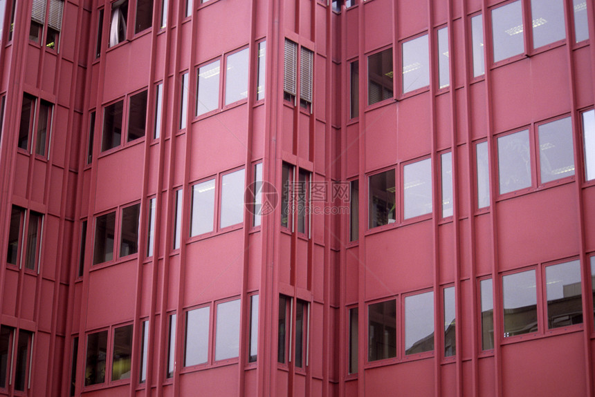 现代红色办公室大楼图片