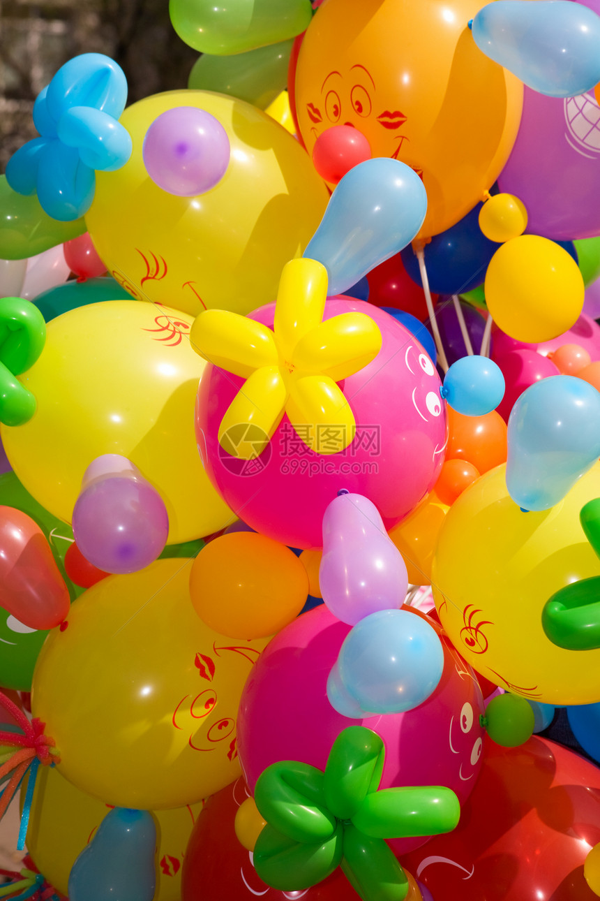 许多色彩多彩的空气兔子派对庆典绿色生日黄色蓝色红色野兔气球图片
