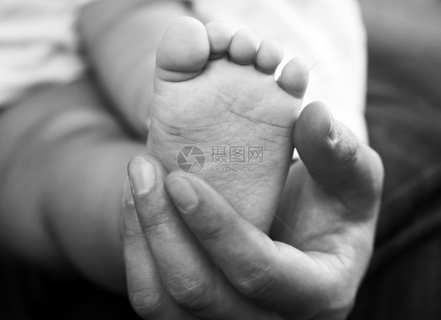 男婴婴儿腿父母母亲监护人孩子身体手臂家庭情怀信仰沙发图片