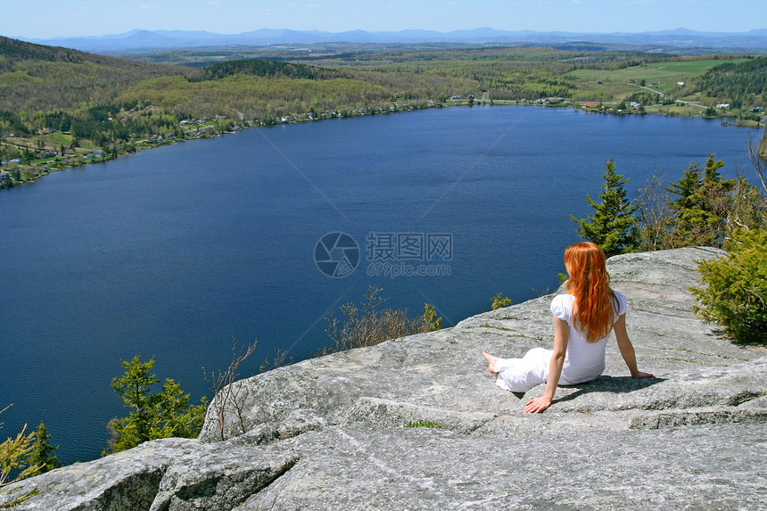 年轻女子享受湖边风景图片