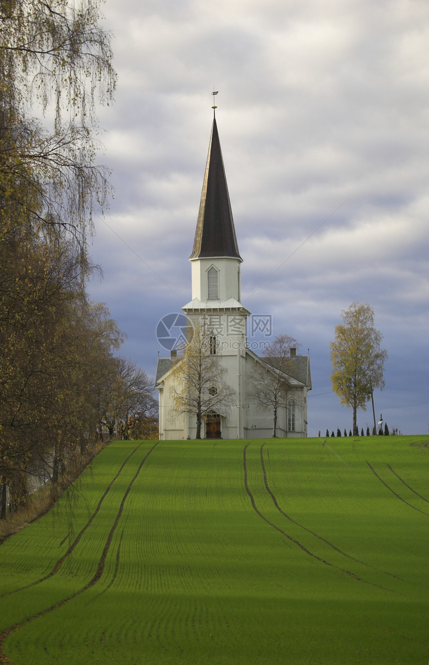 田野教堂教会宗教尖塔爬坡曲目绿色白色图片