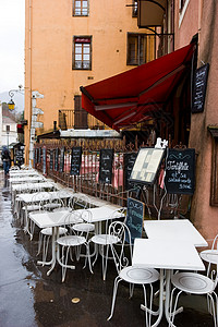街头咖啡店街道旅游下雨咖啡圆形座位木板午餐家具餐厅高清图片