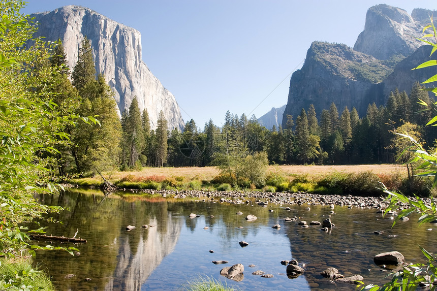 Yosemite 山谷视图荒野环境瀑布岩石旅行旅游公园全景树木峡谷图片