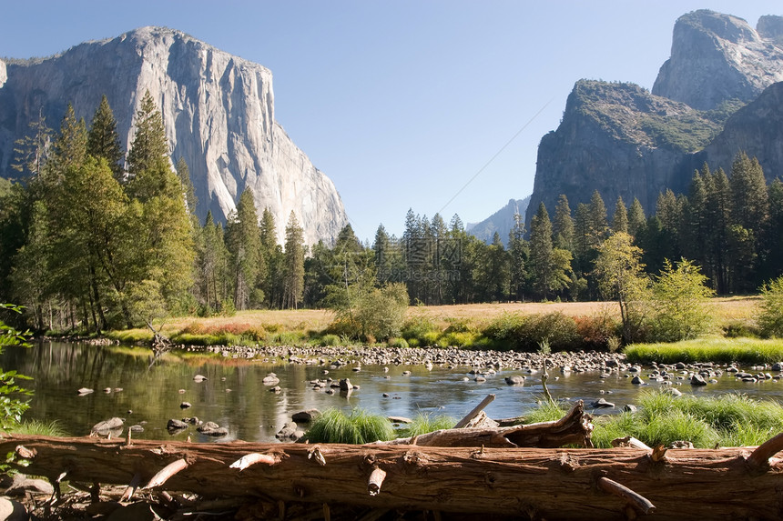 Yosemite 山谷视图倾斜国家环境峡谷公园旅行岩石瀑布高山荒野图片