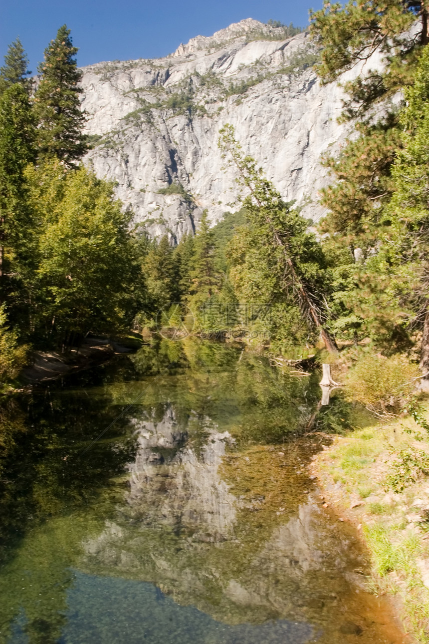 Yosemite 山谷视图树木环境瀑布高山峡谷国家全景旅行旅游倾斜图片