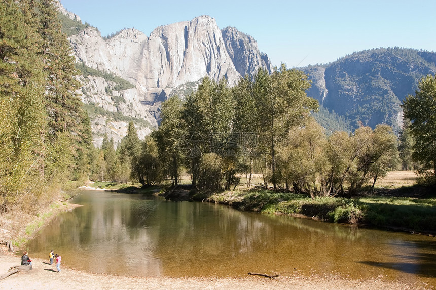 Yosemite 山谷视图公园倾斜旅行树木国家峡谷瀑布环境旅游岩石图片