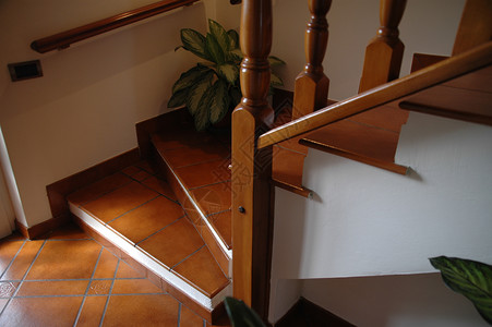 楼梯脚步底板扶手建筑学入口房子房间栏杆瓷砖背景图片