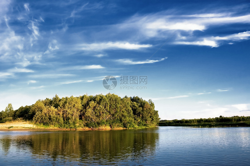 河边的树木城市叶子旅行银行场景环境蓝色植物溪流天空图片