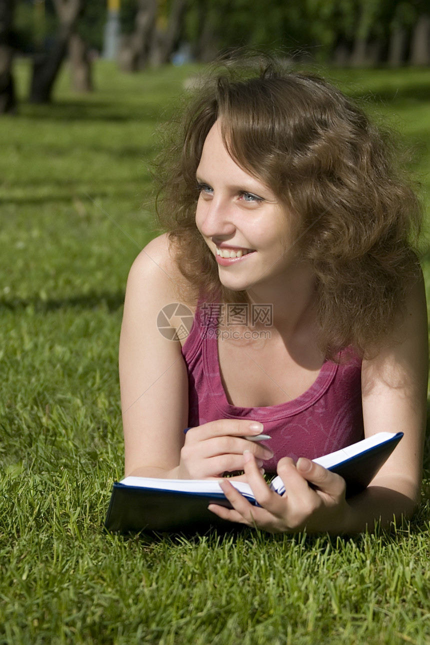 快乐学生成人自由乐趣草地叶子头发教育微笑学习女性图片