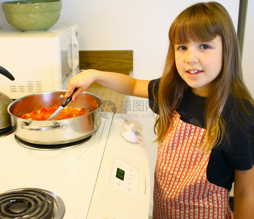 女孩烹饪青年孩子食物女儿面包师闲暇孩子们学习微笑女性图片