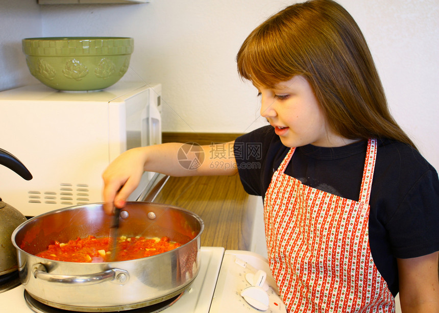 女孩烹饪女儿孩子们面包师孩子厨师家庭食物青年微笑闲暇图片