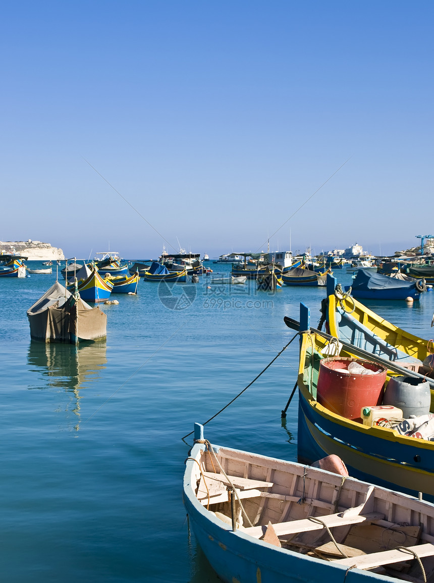 马耳他渔村海岸蓝色渔船泊位庇护所工业假期场景天蓝色港口图片