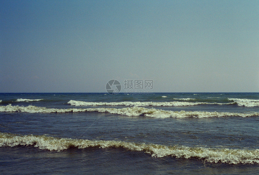 波浪波天空晴天海滩海洋泡沫冲浪图片
