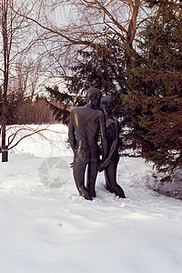 雪中情侣夫妻雕像森林男性女性公园背景图片