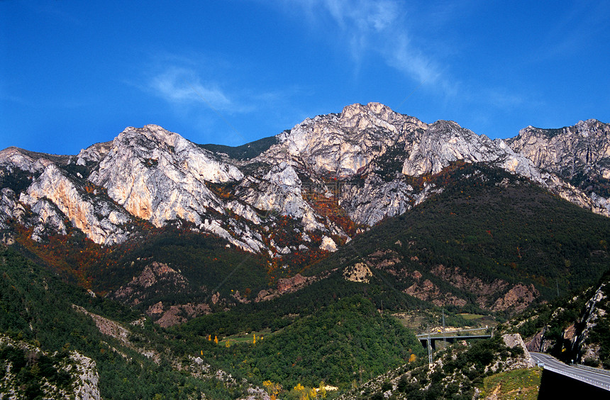 在比利牛斯号驾驶汽车森林风景山脉旅行公路图片