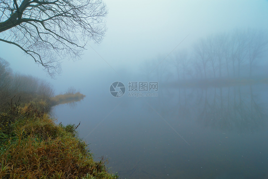 雾  3寂寞蓝色照明阴霾乡村国家农村城市土地孤独图片