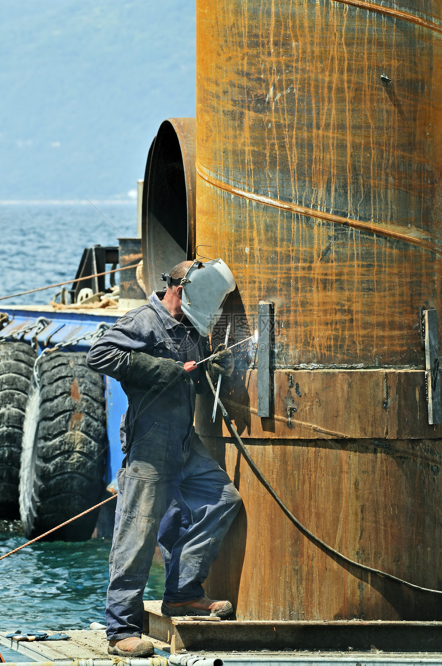 焊接器火花焊接工业防护服焊机管道港口烙铁男人海洋图片