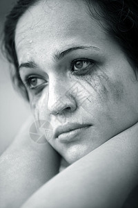 孤独的女孩墨水压痛会议哭泣化妆品眼睛拥抱眼泪背景图片