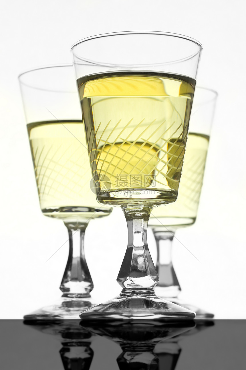 玻璃杯加葡萄酒食物金子黄色液体酒精反射酒杯玻璃白色图片