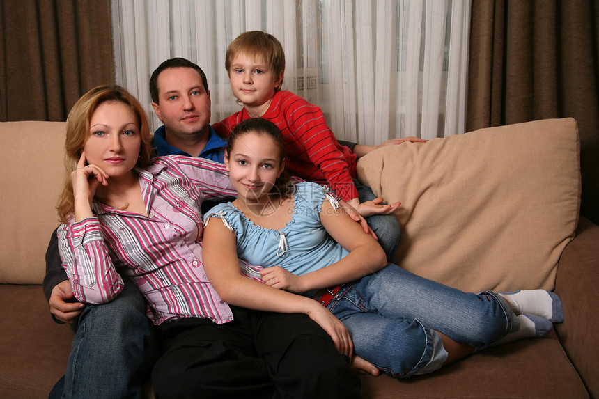 家庭冒充女儿父母沙发女性快乐干扰妈妈微笑夫妻图片