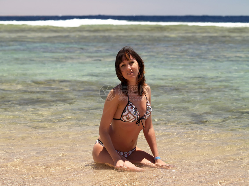 女人在度假时享受阳光闲暇幸福头发女性女孩们海滩假期成人自由图片
