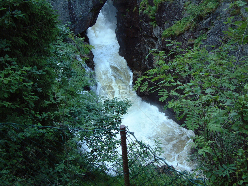 水瀑风景瀑布景观森林树木山脉河流图片