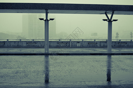市区机场下雨日背景图片