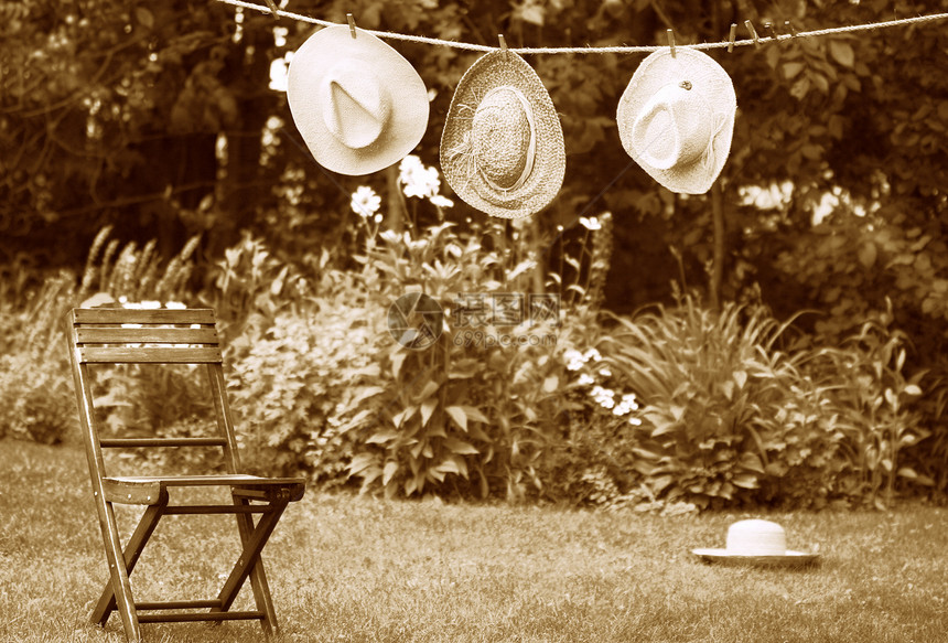 旧衣裙上的草帽乡村园艺烘干钱包帽子太阳帽洗衣椅子衣服花园图片