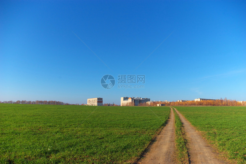 穿越绿地的道路太阳环境风景自由天气阳光稻草天空蓝色地平线图片