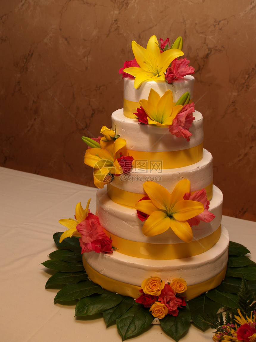 结婚蛋糕庆典传统白色餐饮装饰花朵粉色黄色食物甜点图片