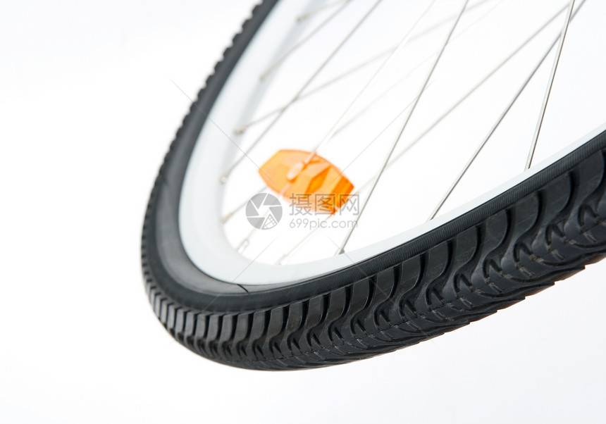 带橙色反射镜的自行车车轮图片