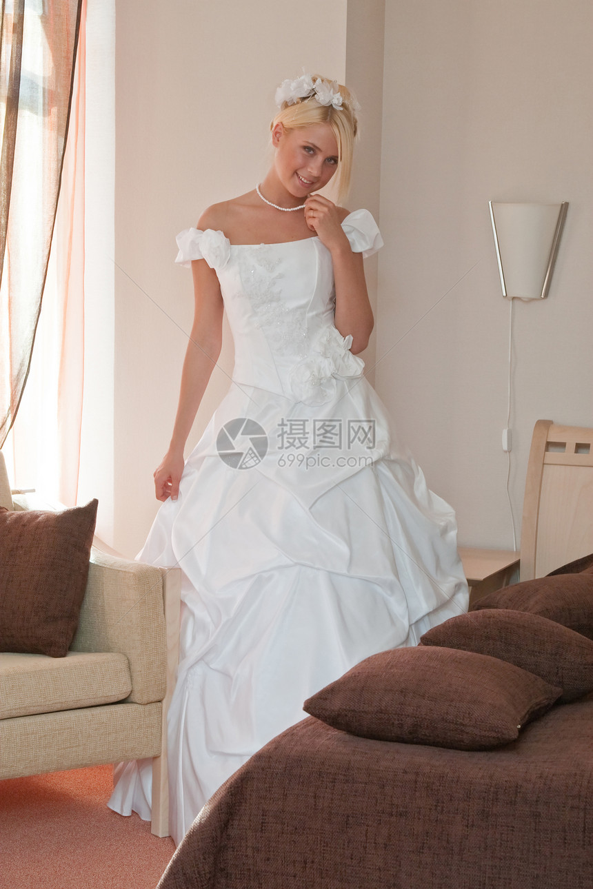 内地新娘裙子头发靠垫女性已婚女士眼睛快乐化妆品微笑图片