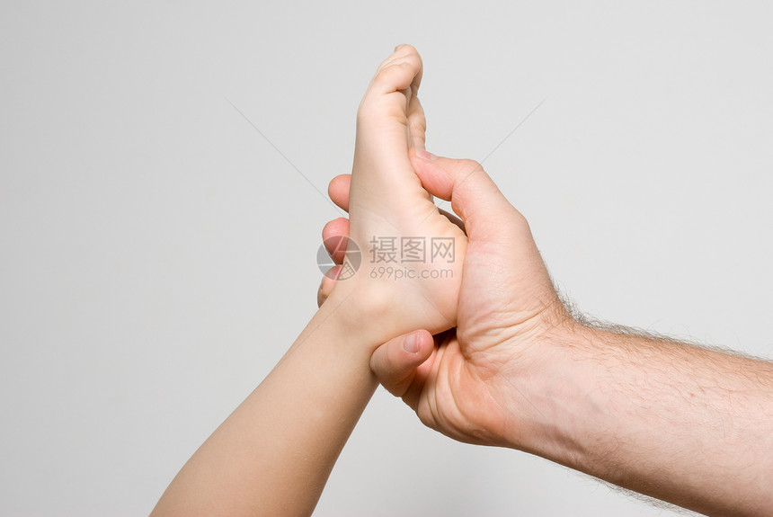 儿童脚在男人的手中 按摩器官治疗师治愈者愈合苗圃脉轮流动芳香沙龙药品图片
