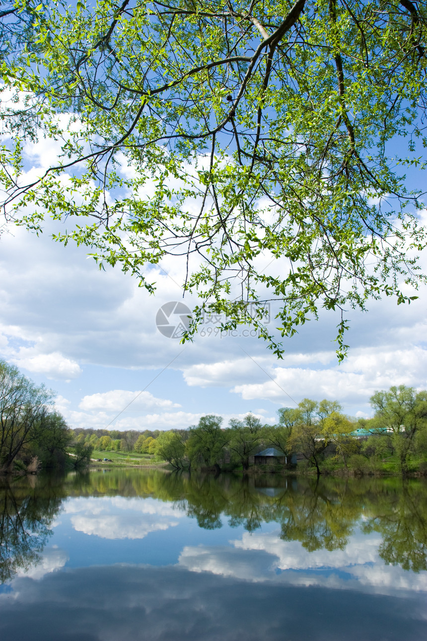 池塘云层树木乡村天空反射风景水景森林图片