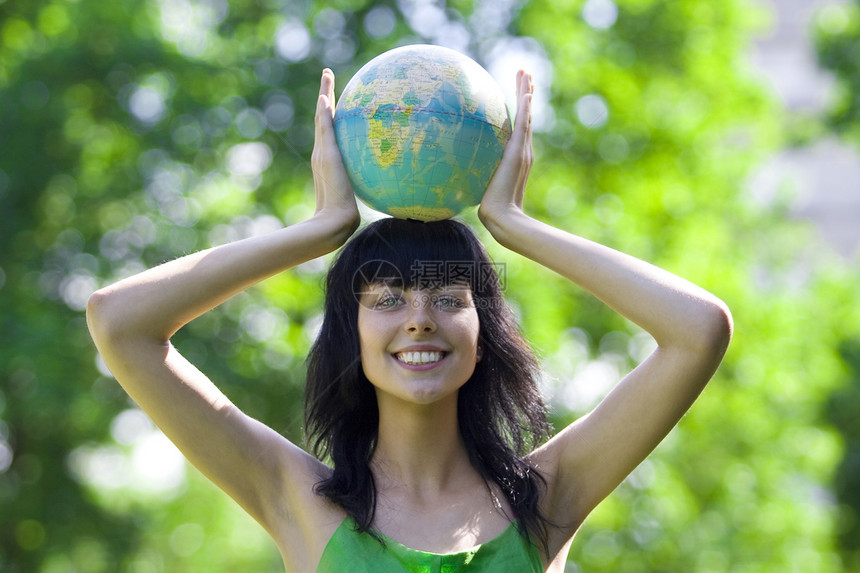 妇女与地球自由女孩休息行星喜悦力量世界旅行球体语言图片