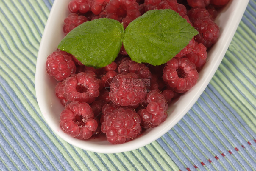 盘子上的草莓白色食物小吃浆果美食营养树叶叶子粉色红色图片