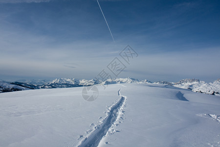 在瑞士阿尔卑斯山进行训练高清图片