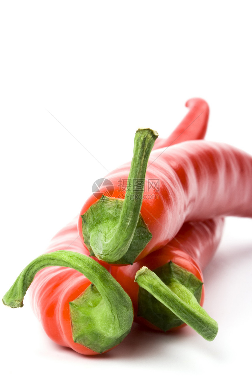 三只红辣椒水果辣椒宏观食物白色香料红色绿色活力蔬菜图片
