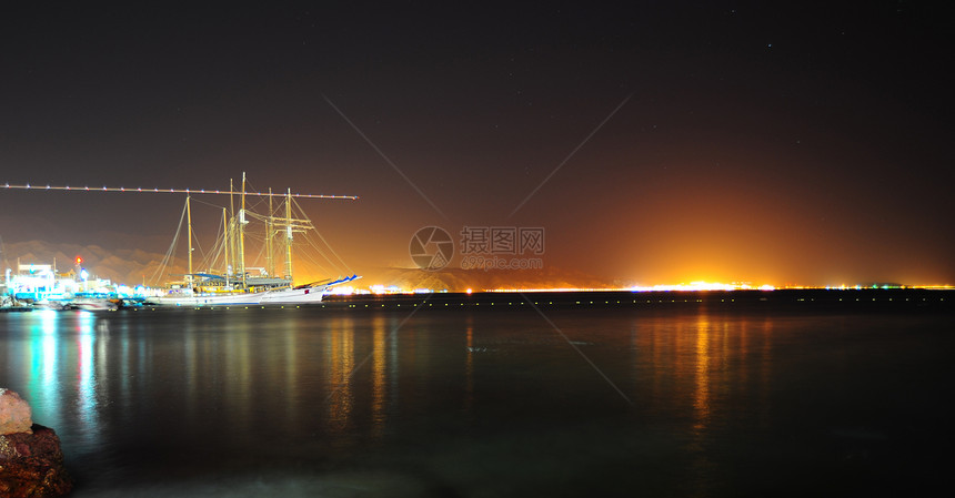 夜间帆船假期巡航桅杆港口漂浮海洋奢华导航海岸图片